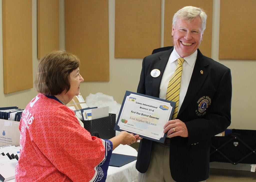 PDG Barbara gives award to DG Steve